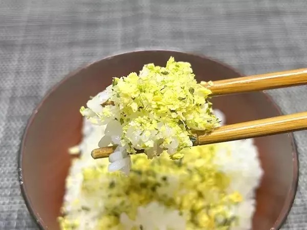 「「のり塩」「カラムーチョ」ふりかけを実食→スナック感覚かと思いきや予想外に“ご飯泥棒”だった」の画像