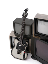 画質が荒いわけではありません　ドット絵すぎるエレキギター「8BIT STAGE-T」が日本上陸