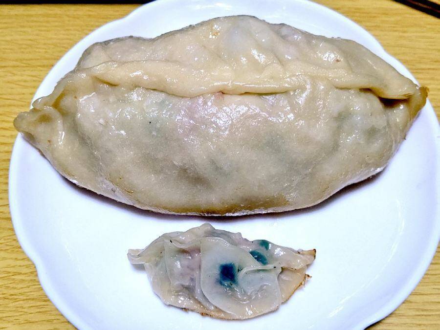 デカすぎる！でも最高！大きさ約15個分の超ビッグサイズ餃子を手作り