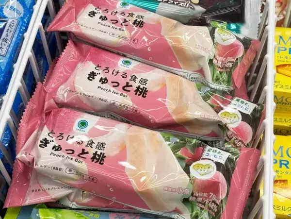 「桃が来た、桃が来た、桃が来た！　ファミマ「ぎゅっと桃」は果汁48％のほぼ桃アイスだった」の画像