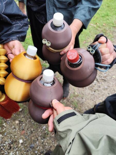 「無いなら作る」の精神　現代武者の悩みを解決する「瓢箪型ペットボトルホルダー」が商品化されるまで
