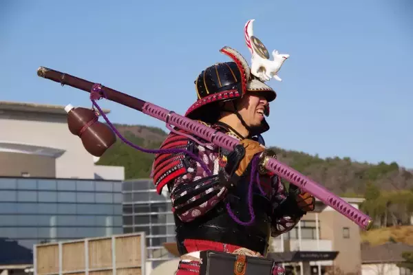 「「無いなら作る」の精神　現代武者の悩みを解決する「瓢箪型ペットボトルホルダー」が商品化されるまで」の画像