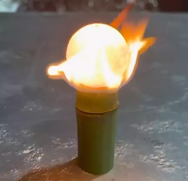 「「○○に1000度の鉄球入れてみた」　大阪の町工場がユニークな実験動画を投稿」の画像