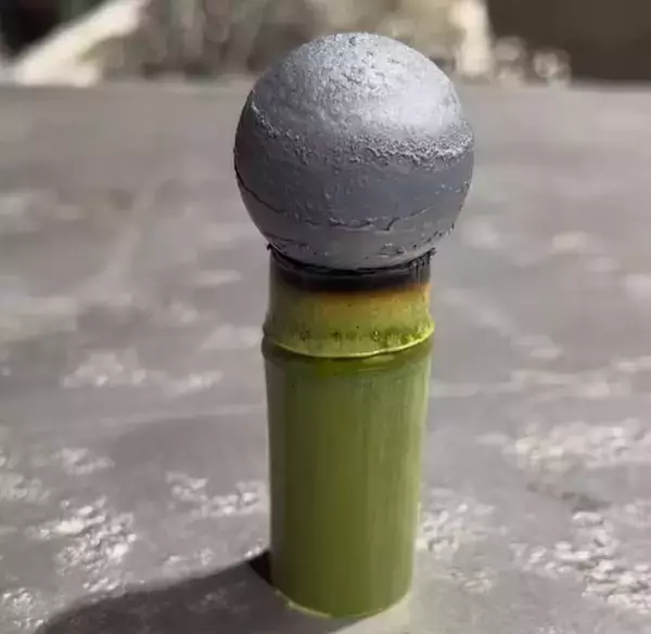 「「○○に1000度の鉄球入れてみた」　大阪の町工場がユニークな実験動画を投稿」の画像