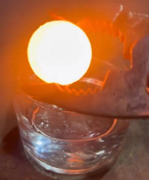 「○○に1000度の鉄球入れてみた」　大阪の町工場がユニークな実験動画を投稿