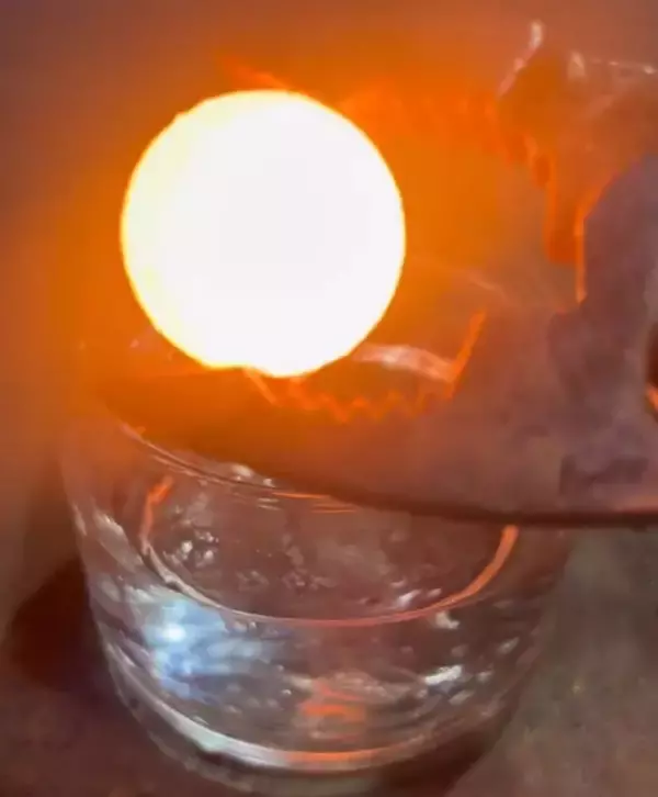 「「○○に1000度の鉄球入れてみた」　大阪の町工場がユニークな実験動画を投稿」の画像