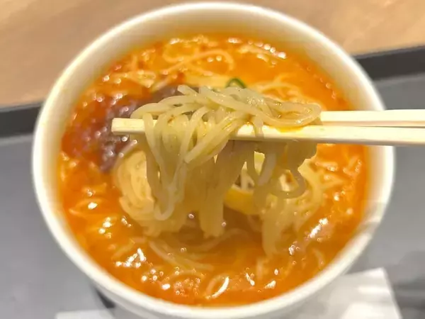 「ミスドの「四川担々麺」を家で！売り切れが続出したカップ麺、新作を実食！」の画像