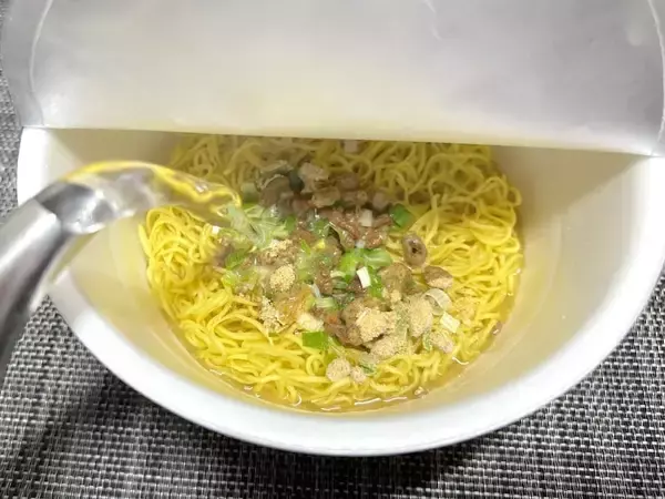 「ミスドの「四川担々麺」を家で！売り切れが続出したカップ麺、新作を実食！」の画像