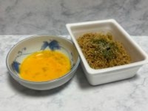 鳥羽周作シェフおすすめの「ペヤング」アレンジを実践　溶き卵につけるだけで劇的変化が！？