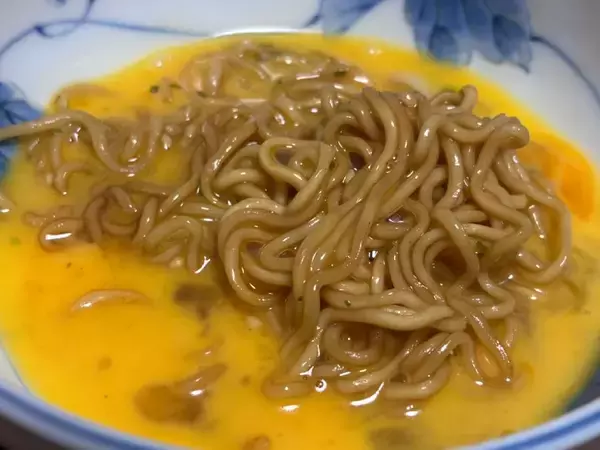 「鳥羽周作シェフおすすめの「ペヤング」アレンジを実践　溶き卵につけるだけで劇的変化が！？」の画像