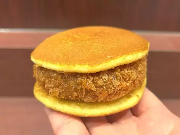 どら焼きにコロッケを挟む時代　話題の「どらコロ」を食べてみた