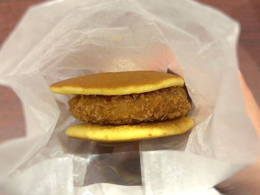 どら焼きにコロッケを挟む時代　話題の「どらコロ」を食べてみた