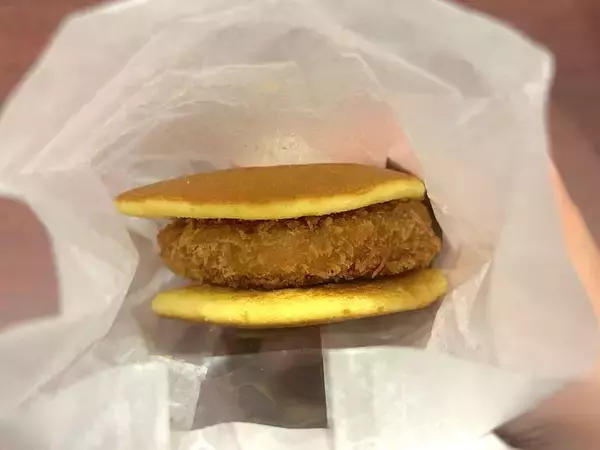 「どら焼きにコロッケを挟む時代　話題の「どらコロ」を食べてみた」の画像