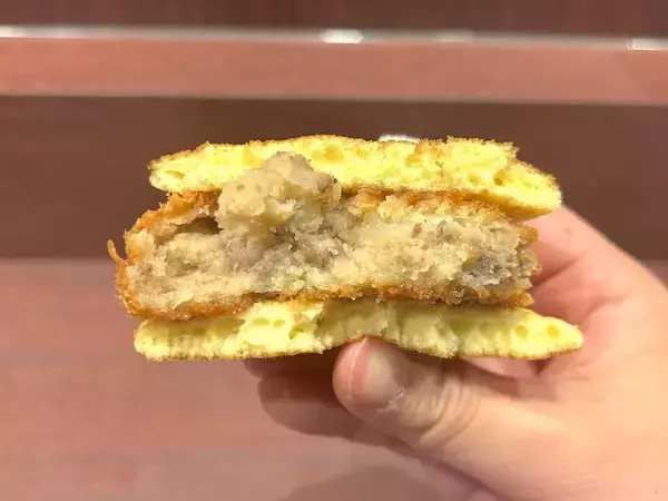 「どら焼きにコロッケを挟む時代　話題の「どらコロ」を食べてみた」の画像