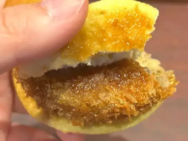 「どら焼きにコロッケを挟む時代　話題の「どらコロ」を食べてみた」の画像