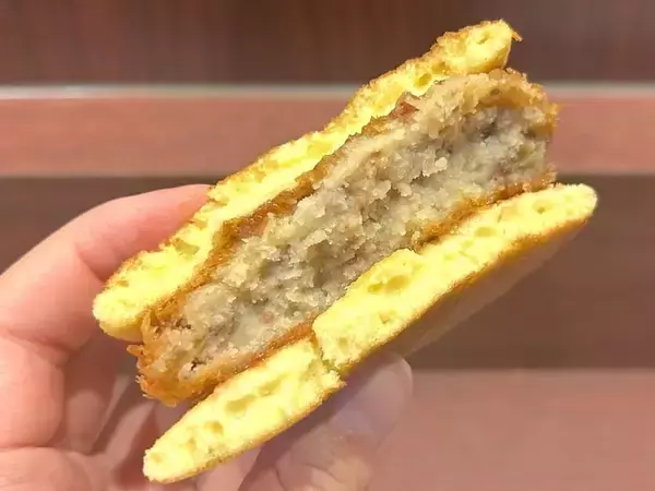 「どら焼きにコロッケを挟む時代　話題の「どらコロ」を食べてみた」の画像