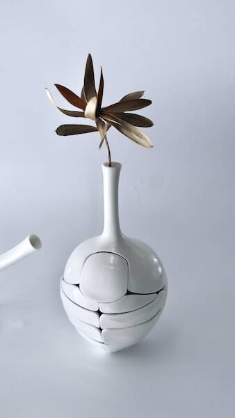 一輪挿しがカブトムシに変形する陶芸作品　可動構造に込められた1年の試行錯誤