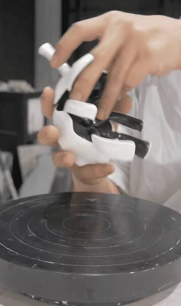 一輪挿しがカブトムシに変形する陶芸作品　可動構造に込められた1年の試行錯誤