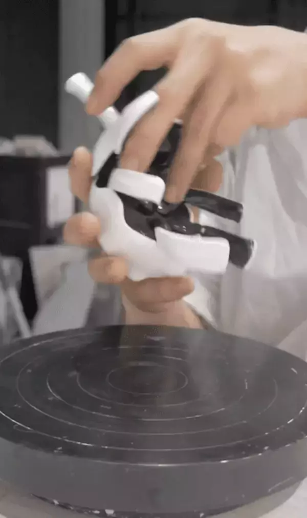 「一輪挿しがカブトムシに変形する陶芸作品　可動構造に込められた1年の試行錯誤」の画像