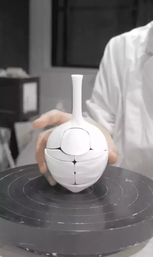 「一輪挿しがカブトムシに変形する陶芸作品　可動構造に込められた1年の試行錯誤」の画像