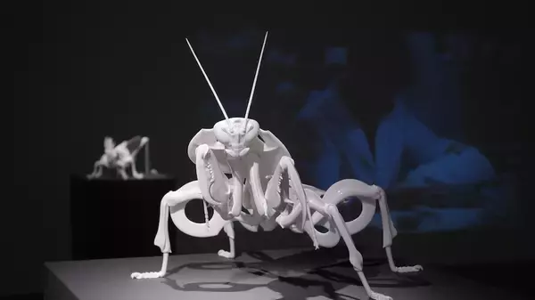 「一輪挿しがカブトムシに変形する陶芸作品　可動構造に込められた1年の試行錯誤」の画像