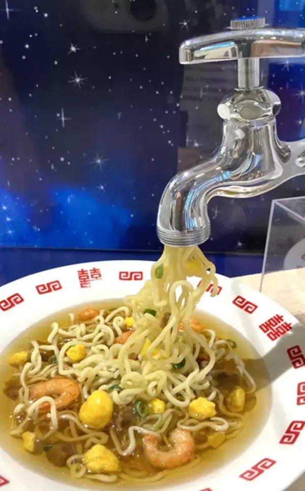 「蛇口からラーメン！ラーメン好きの心がざわめく食品サンプル爆誕」の画像