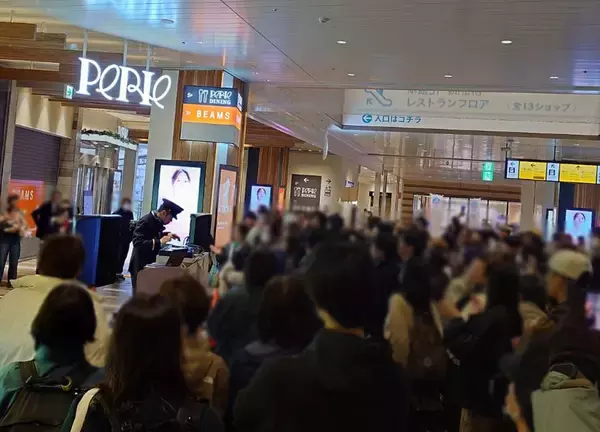 千葉駅を沸かせた「駅員DJツヨシ」　驚きの経歴と胸アツな開催経緯