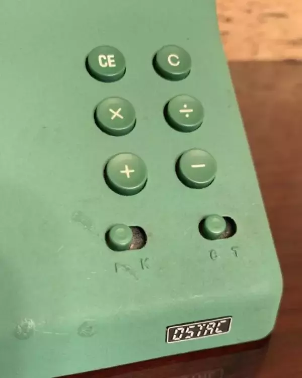 「時代を先取りしすぎた？祖父の部屋で見つけた電卓からあふれ出る未来感」の画像