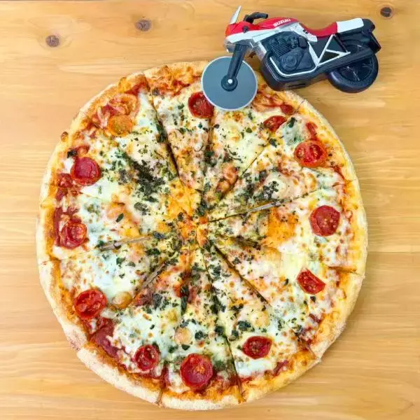 「SUZUKI「KATANA」型ピザカッターに1000個限定の新色レッド登場　通販サイトで予約開始」の画像