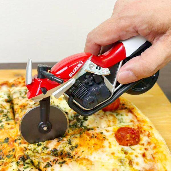 SUZUKI「KATANA」型ピザカッターに1000個限定の新色レッド登場　通販サイトで予約開始