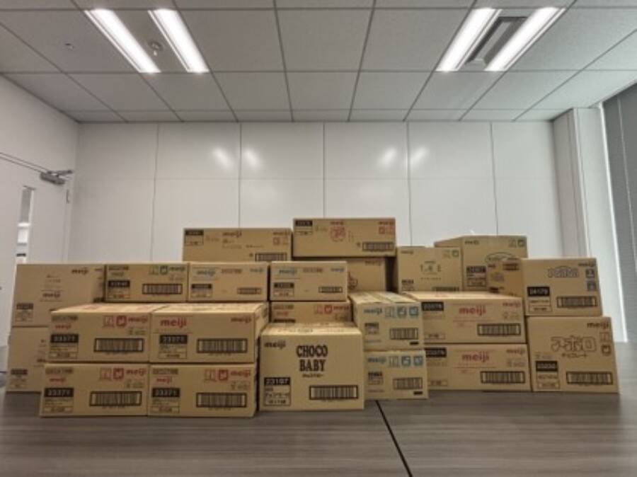 明治「お菓子でつくるシリーズ」が“超人気クリエイター”と公式コラボ　第3弾は総重量200kg超