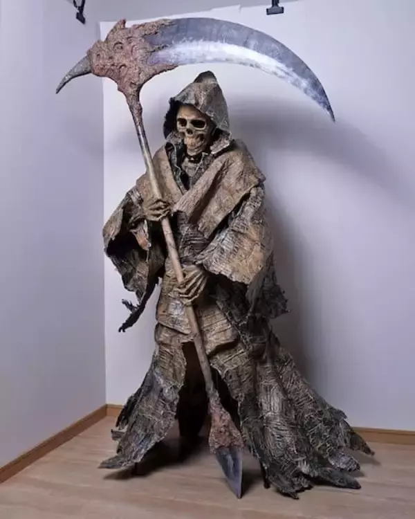 この死神、実はダンボールです　全高160cmの大型アートが夢に出てきそう