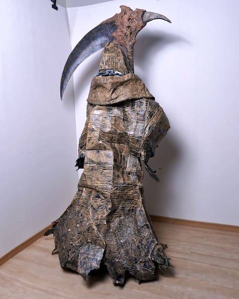 この死神、実はダンボールです　全高160cmの大型アートが夢に出てきそう