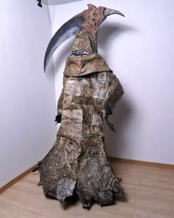「この死神、実はダンボールです　全高160cmの大型アートが夢に出てきそう」の画像