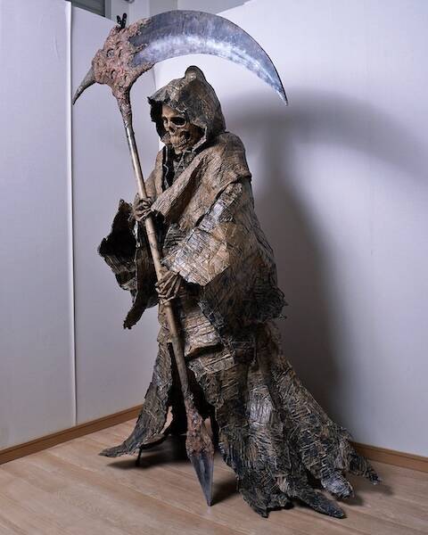 この死神、実はダンボールです　全高160cmの大型アートが夢に出てきそう