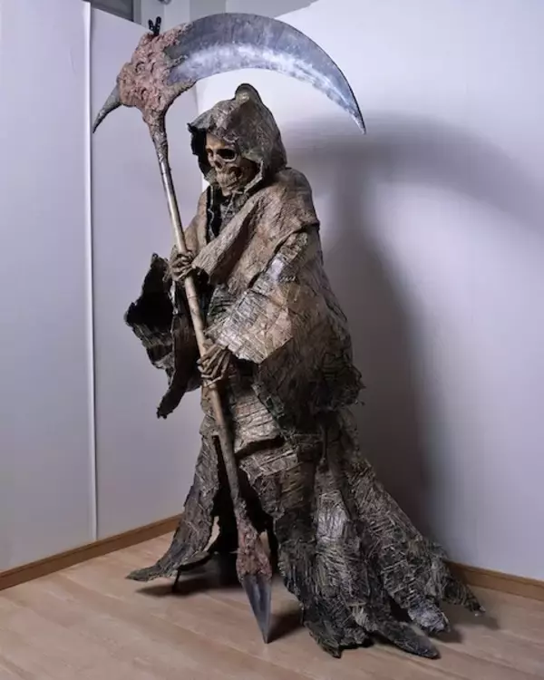 「この死神、実はダンボールです　全高160cmの大型アートが夢に出てきそう」の画像