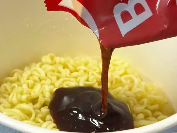 「辛さレベル「1」を信じていいのか？「スワイシーブルダック炒め麺」を食べてみた」の画像
