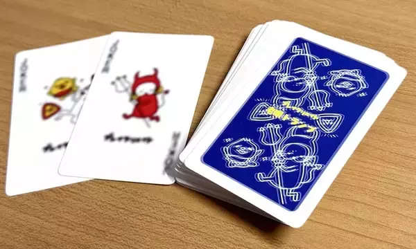 「絵柄がデフォでピンボケな……いつかやってくる未来に備える「老眼トランプ」が登場」の画像