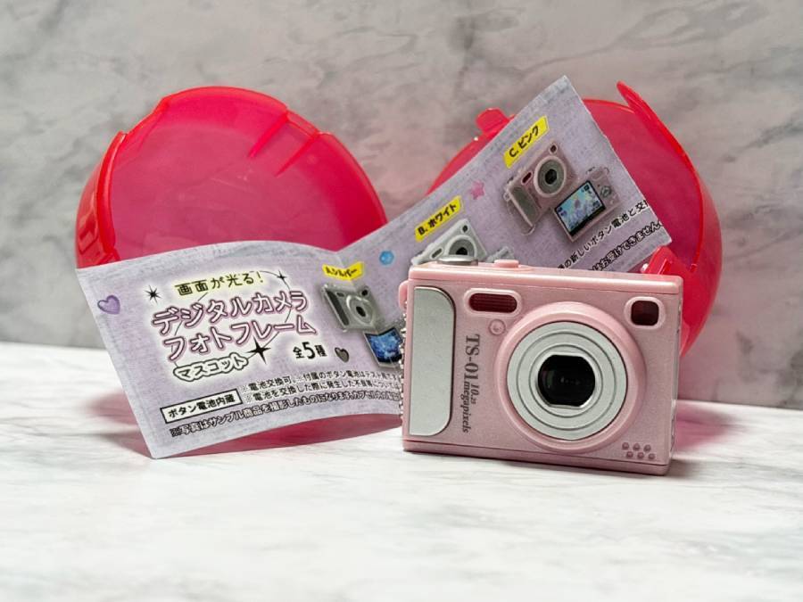 シャッターを押すと写真が現れる　カプセルトイ「デジタルカメラフォトフレームマスコット」使ってみた
