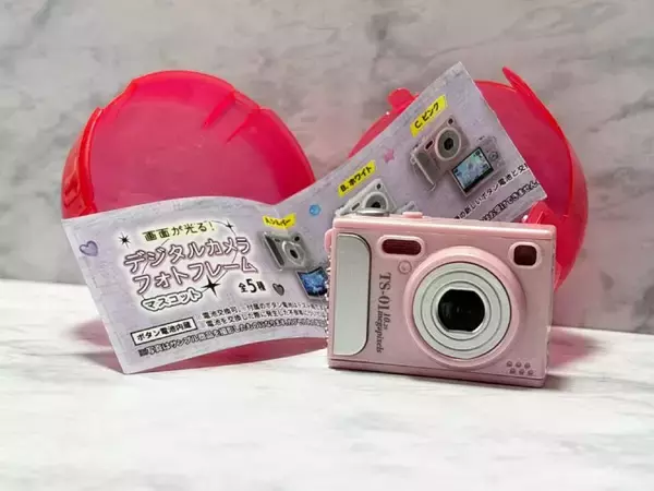 「シャッターを押すと写真が現れる　カプセルトイ「デジタルカメラフォトフレームマスコット」使ってみた」の画像
