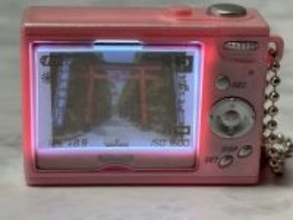 シャッターを押すと写真が現れる　カプセルトイ「デジタルカメラフォトフレームマスコット」使ってみた