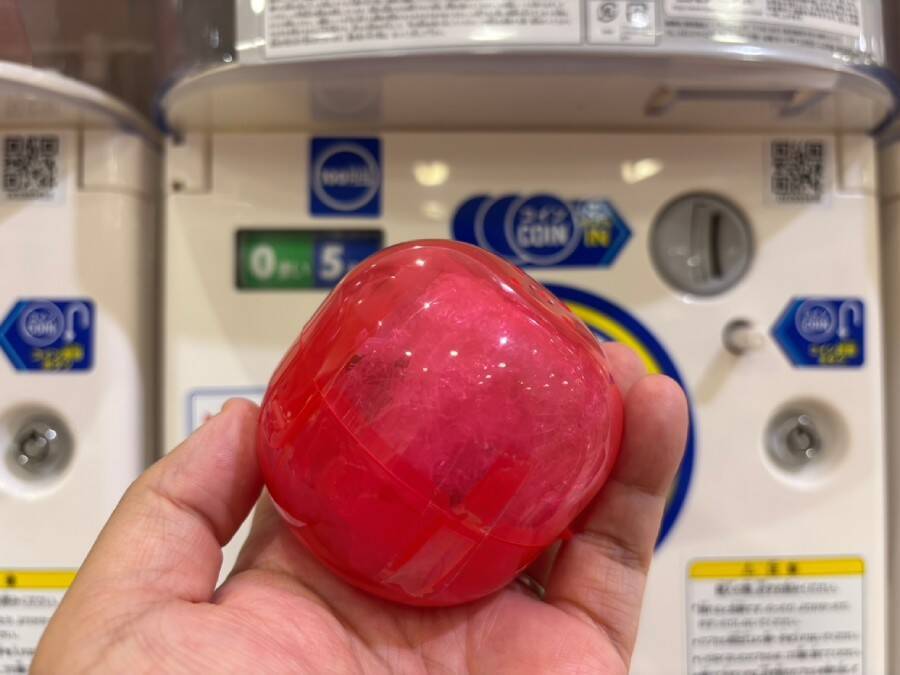 シャッターを押すと写真が現れる　カプセルトイ「デジタルカメラフォトフレームマスコット」使ってみた