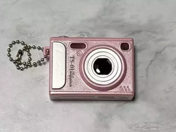 「シャッターを押すと写真が現れる　カプセルトイ「デジタルカメラフォトフレームマスコット」使ってみた」の画像