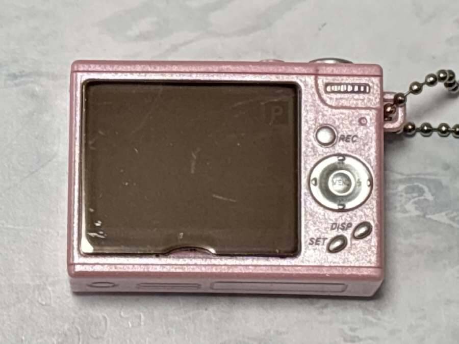 シャッターを押すと写真が現れる　カプセルトイ「デジタルカメラフォトフレームマスコット」使ってみた