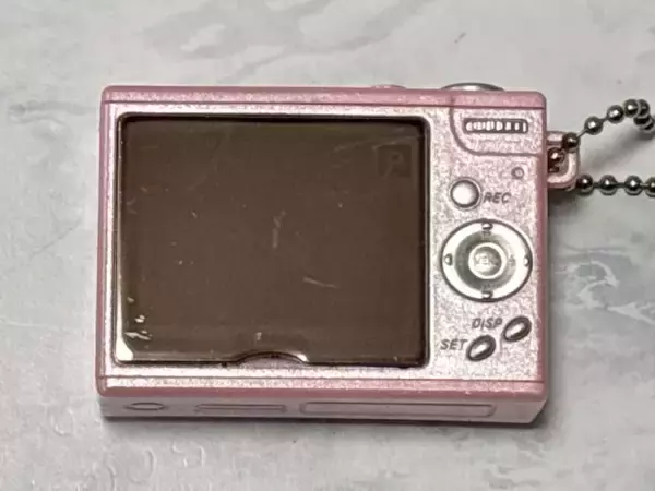 「シャッターを押すと写真が現れる　カプセルトイ「デジタルカメラフォトフレームマスコット」使ってみた」の画像