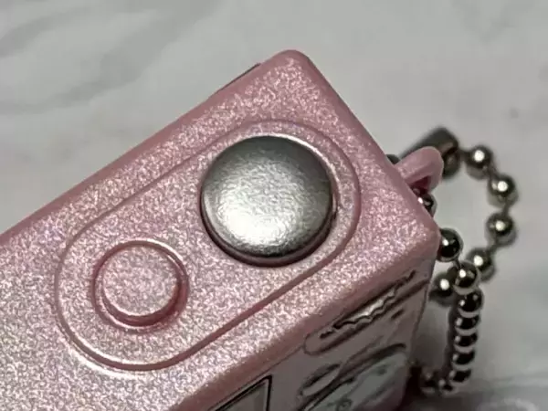 「シャッターを押すと写真が現れる　カプセルトイ「デジタルカメラフォトフレームマスコット」使ってみた」の画像