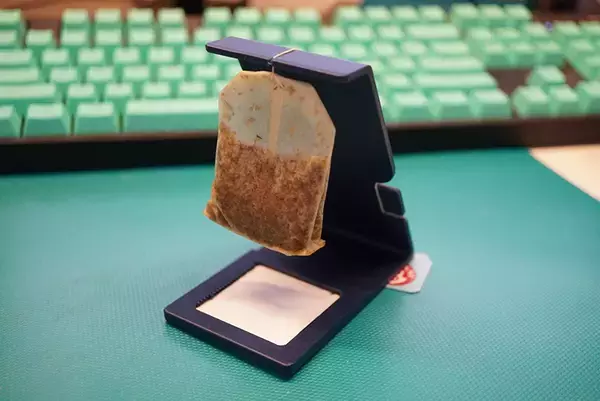 「ティーバッグ使用時の悩みを解決「二番煎じ待機スタンド」　デザインを学ぶ大学院生が製作」の画像