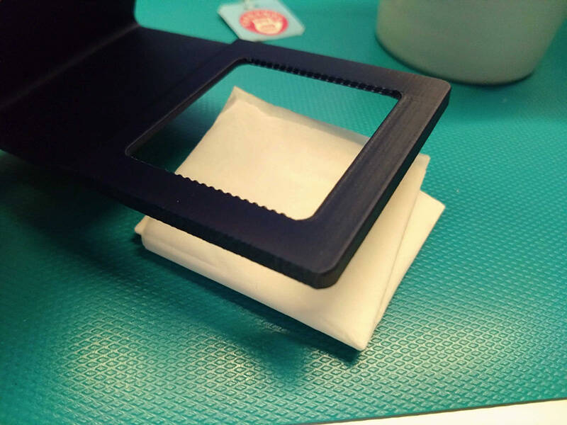 ティーバッグ使用時の悩みを解決「二番煎じ待機スタンド」　デザインを学ぶ大学院生が製作