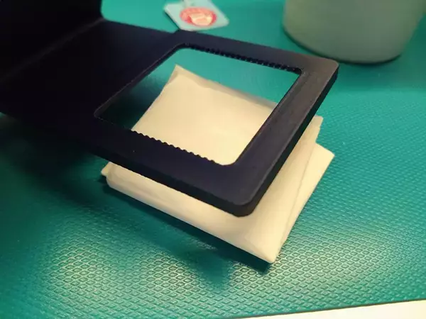 「ティーバッグ使用時の悩みを解決「二番煎じ待機スタンド」　デザインを学ぶ大学院生が製作」の画像