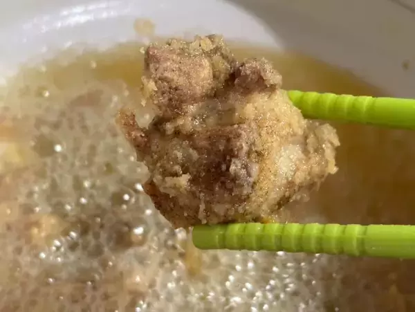 「油に直接小麦粉を投入して揚げるだけ　話題の「斬新すぎる唐揚げ」の調理方法、試してみた」の画像